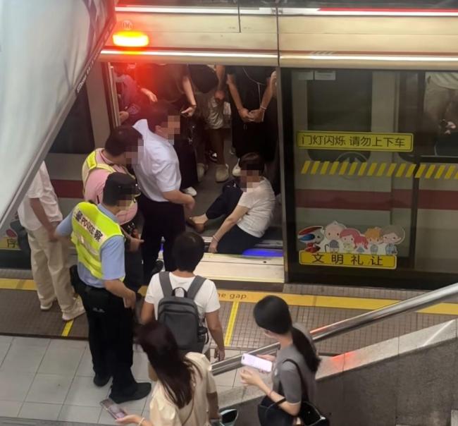 上海地铁回应乘客踩空腿卡缝隙