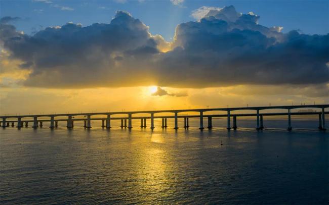 实拍！高铁和渔船同框瞬间，绝了！