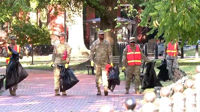 现场：美军士兵在白宫附近捡垃圾