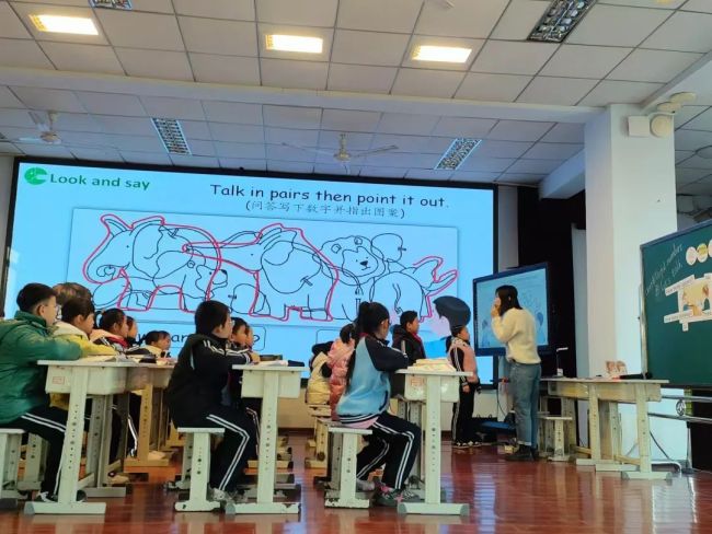 新版英语教材把孩子难哭？出版社回应 适应过程需时日