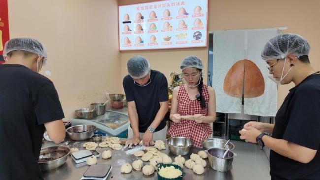 重庆妹结缘山东小伙一年卖80万个烤馒头 南北风味碰撞融合