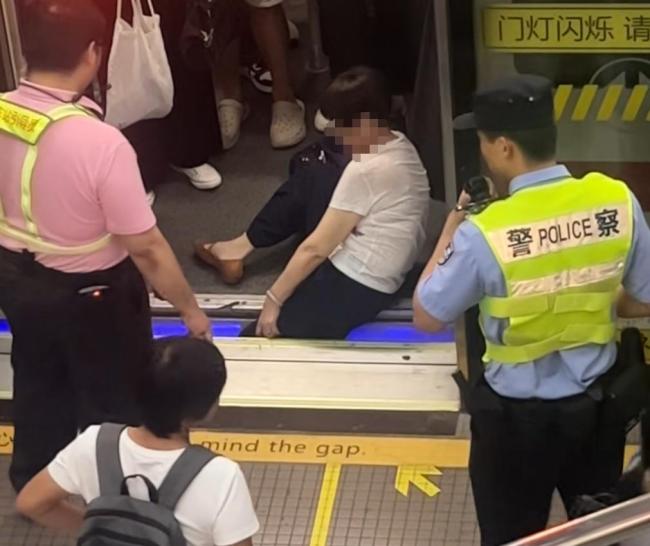 上海地铁回应乘客腿卡缝隙 迅速救援确保安全