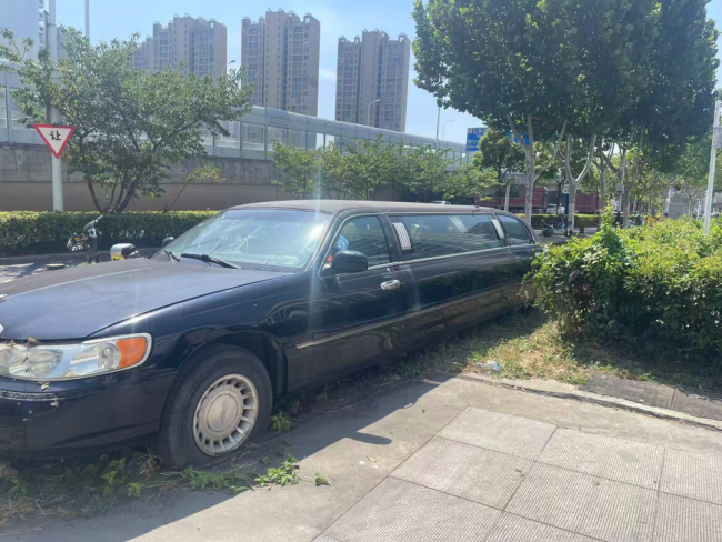 物业回应加长林肯弃停路边5年多