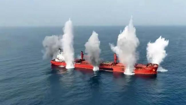 以色列袭击也门 建筑碎片被炸飞 空袭引发伤亡与混乱