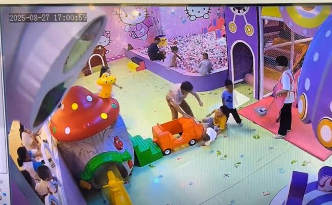 警方介入5岁男童撞倒1岁半幼童 家长协商未果