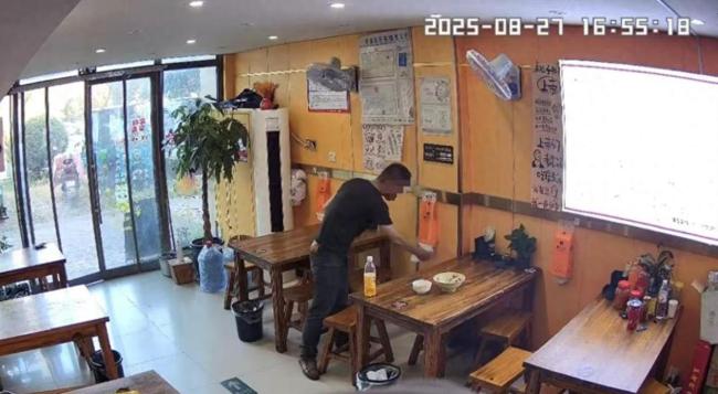 食客5分鐘抽40張紙被店家公布監(jiān)控 浪費(fèi)行為引爭(zhēng)議