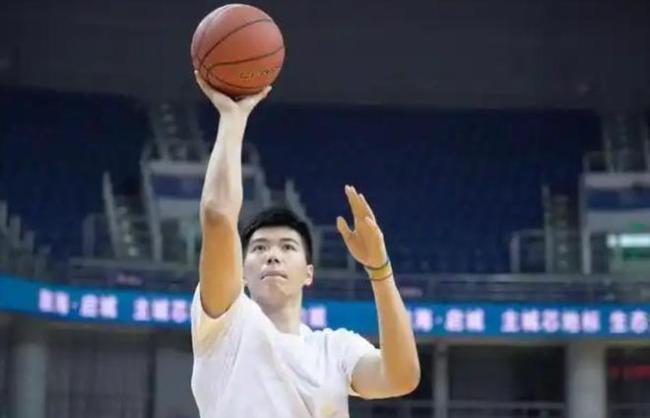 CBA疯狂一夏：赵睿张镇麟领衔大牌换队诸强军备竞赛北京欲大结局 夺冠之争白热化