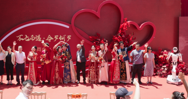深圳七夕现首个机器“证婚人” 科技浪漫新风潮