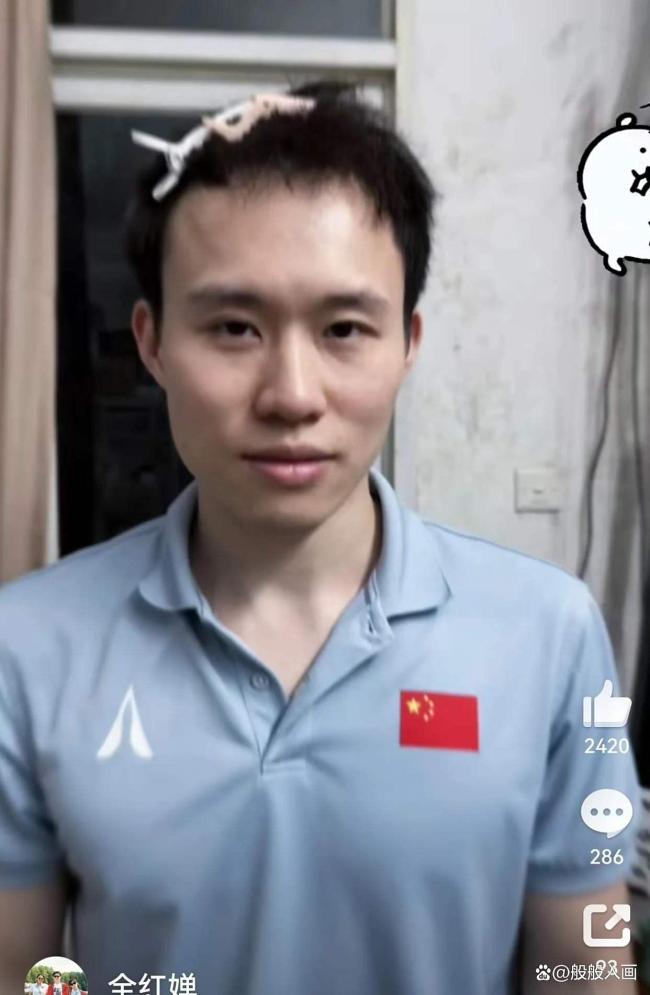 全红婵抱上谢思埸的宝宝了 温馨画面暖人心