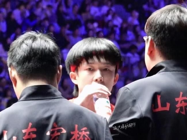 王楚钦笑了一晚上 表情包天赋再显神威