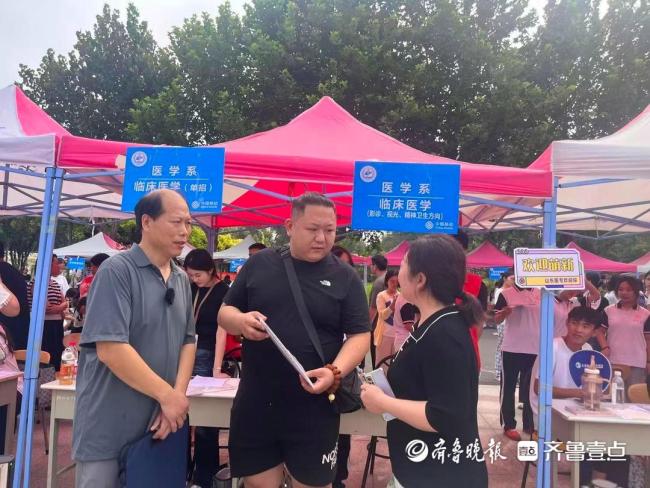 一起报到！52岁乡村医生与儿子考入同一专业，网友：以后多尴尬 父子同窗成佳话