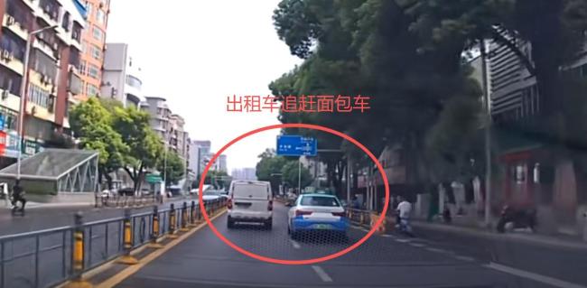 出租车和面包车疑似“斗气” 别车翻车酿事故