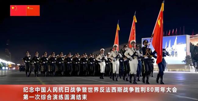 越南军人悄悄用手机记录中国仪仗兵 引发越南网友热议