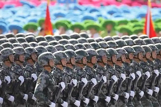 越南军人悄悄用手机记录中国仪仗兵 引发越南网友热议