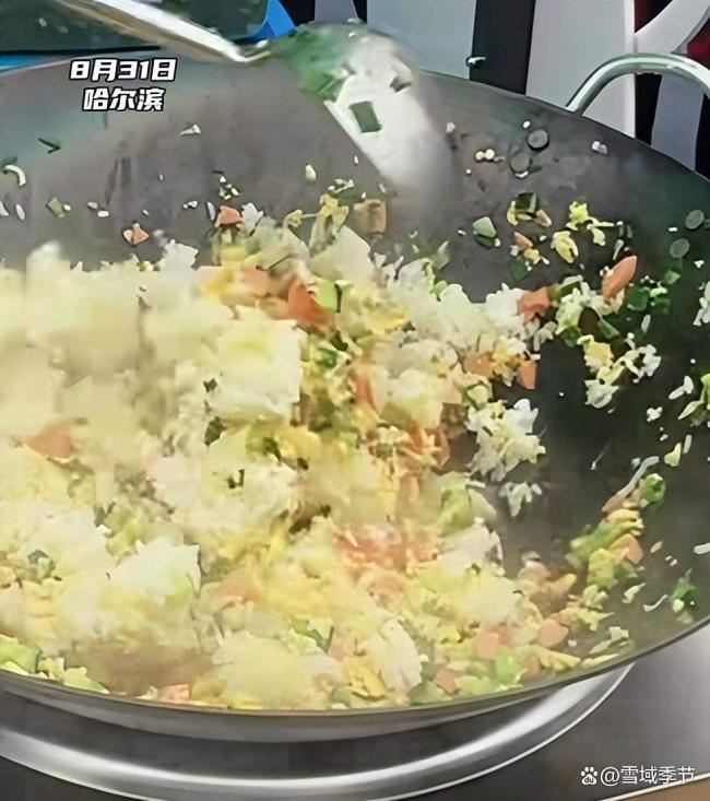 女子参加马拉松比赛边跑边吃 东北特色流水席引发热议