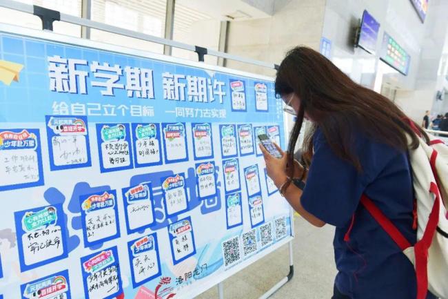 河南两趟高铁列车成“学生专列” 青春启航新学期