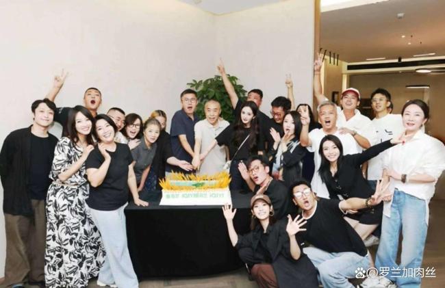 《生万物》庆功宴合照曝光