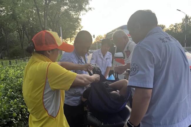 女乘客晕倒 3名文明引导员齐力相助 车厢里的温暖救援