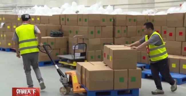 阅兵观礼服务包曝光：3种颜色含12件物品 国旗矿泉水一应俱全 兼具美观实用与纪念意义