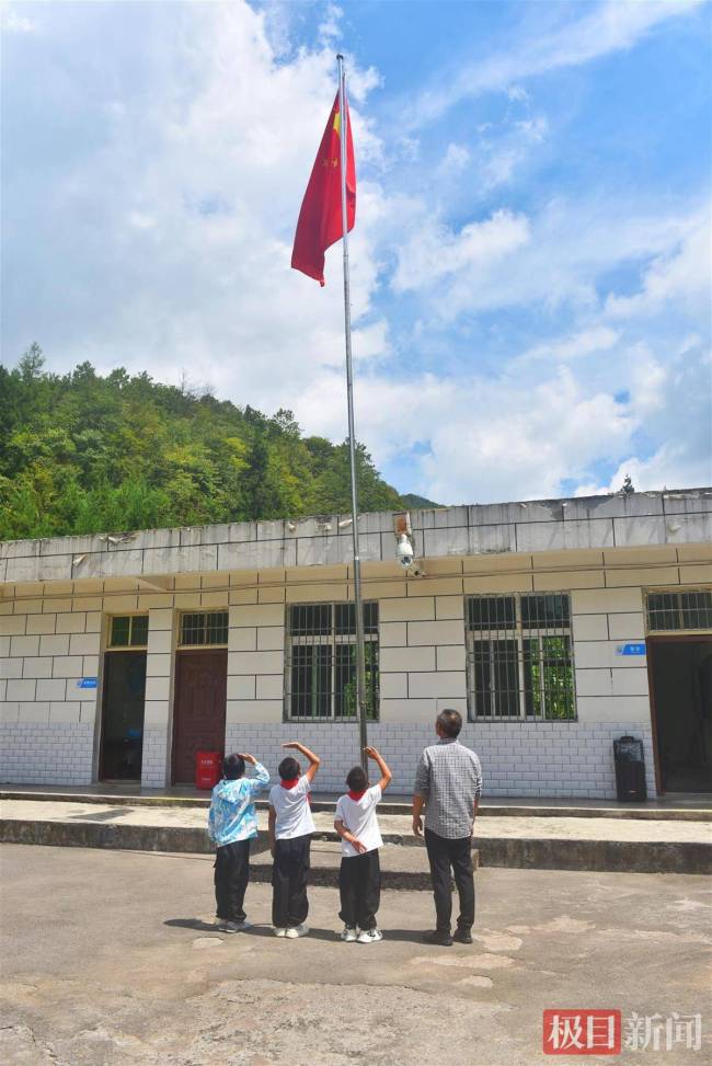 全校3个孩子1名老师升旗高唱国歌 深山里的坚守