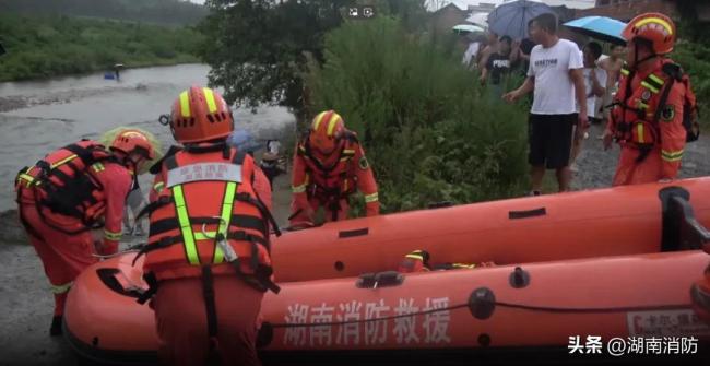 暴雨突降致21人被困 消防在河道上搭起一条橙色“救命”线