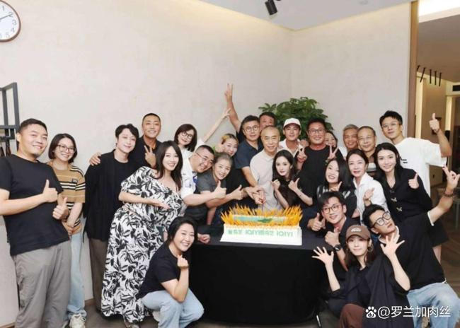 《生万物》庆功宴合照曝光