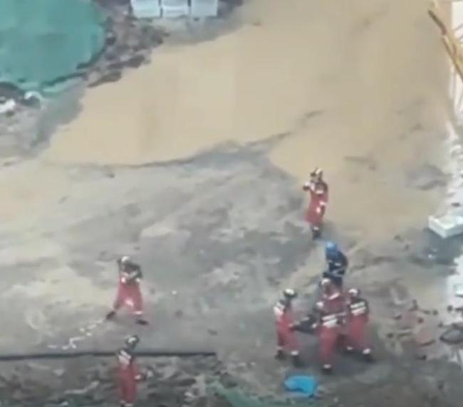 成都某建筑工地塔吊出现倒塌 5人遇难现场曝光
