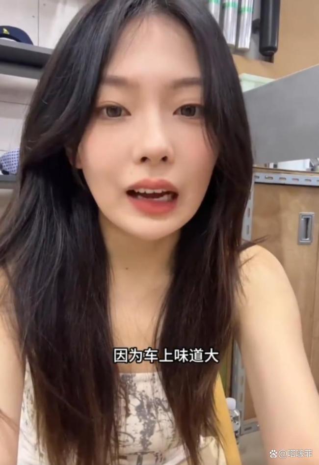 一女子打网约车，嫌有臭味想开窗户，被司机辱骂：垃圾玩意！