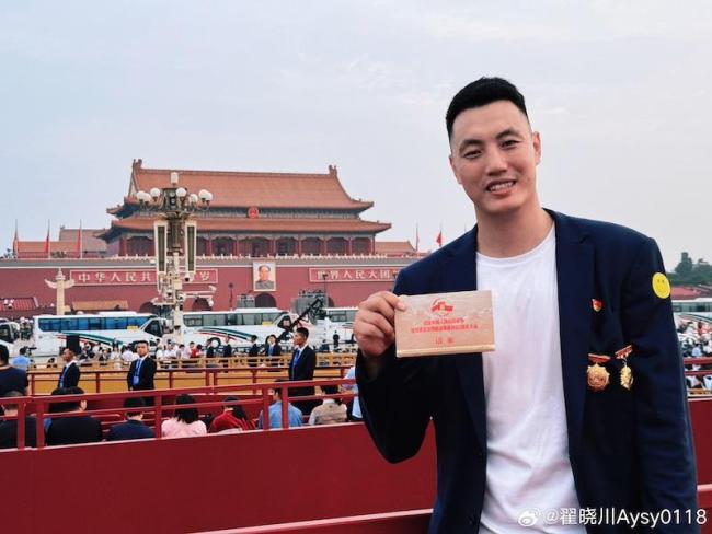 多位体坛明星亮相阅兵盛典，郑钦文受追捧 文体嘉宾共襄盛举