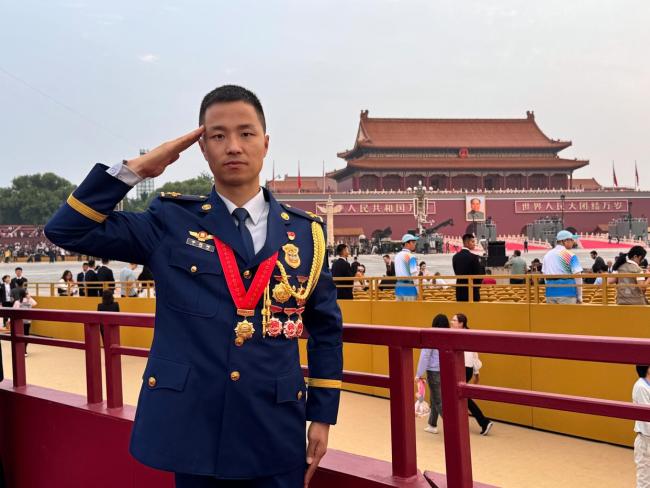 观礼台一消防员佩戴6枚勋章 荣耀见证战功