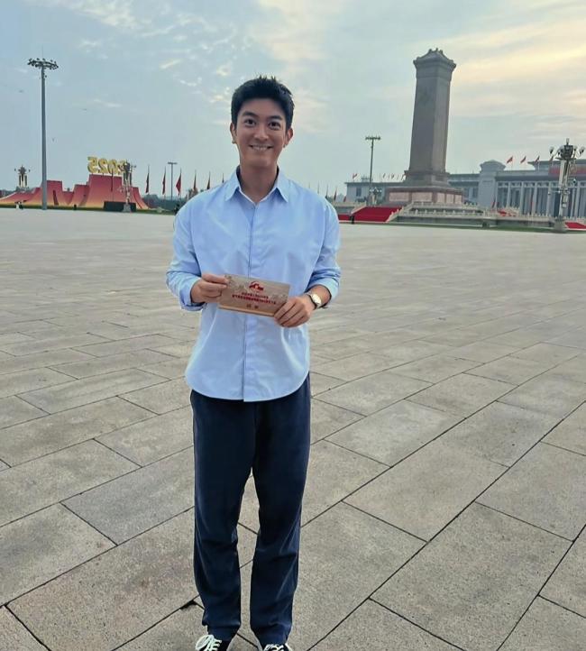 甄子丹首次现场观看阅兵 倍受震撼见证强盛