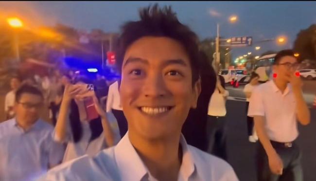 甄子丹首次现场观看阅兵 倍受震撼见证强盛