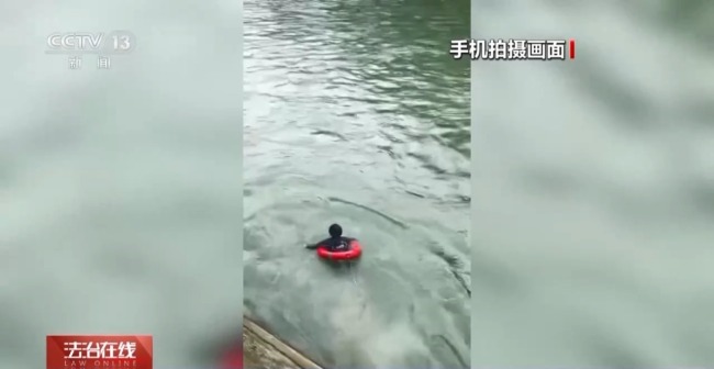 点赞平凡英雄 盘点那些英勇救人的感动瞬间！