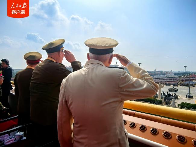 泪目！老战士天安门城楼敬军礼感动无数网友