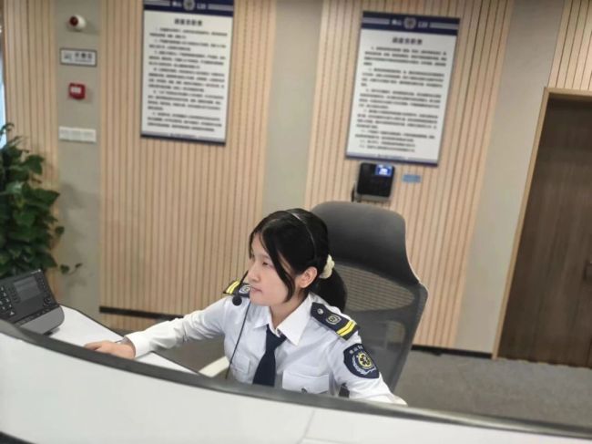 高一新生军训晕厥，救命神器AED派上用场