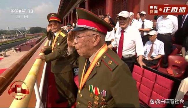 河南小伙张威任阅兵升旗手,每天挥臂1300下,13双破手套令人泪目