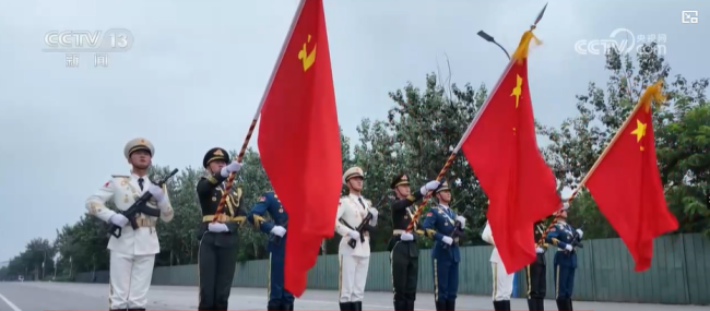 中国最帅天团走来了 步伐精准震撼亮相