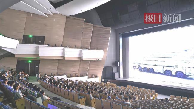 上海一剧场请观众看阅兵直播