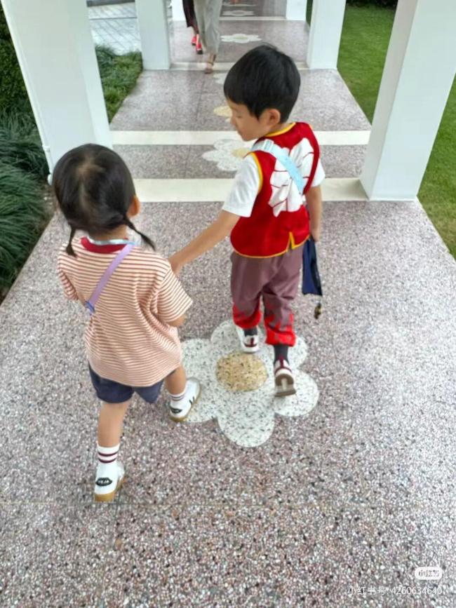 许昕晒儿子女儿的开学照 家有神兽开学了