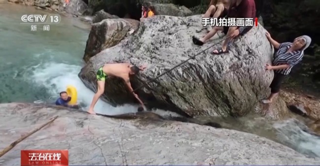 点赞平凡英雄 盘点那些英勇救人的感动瞬间！