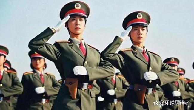女民兵方队红巾设计让人眼前一亮 展现女性风采