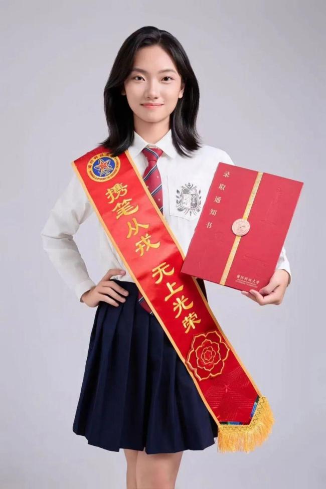 19岁女生在阅兵仪式上担任长号手 文艺女孩携笔从戎