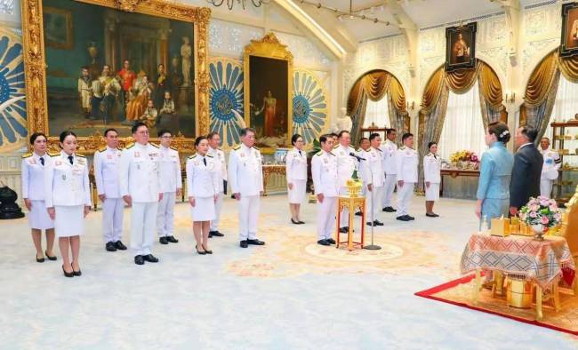 要抢总理宝座?阿努廷一反常态,他信父女出手整合,泰王室麻烦了