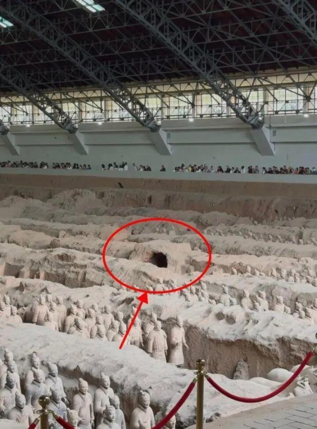 兵马俑一号坑为啥有个大洞？网友脑洞大开：盗洞？古墓葬？员工通道？