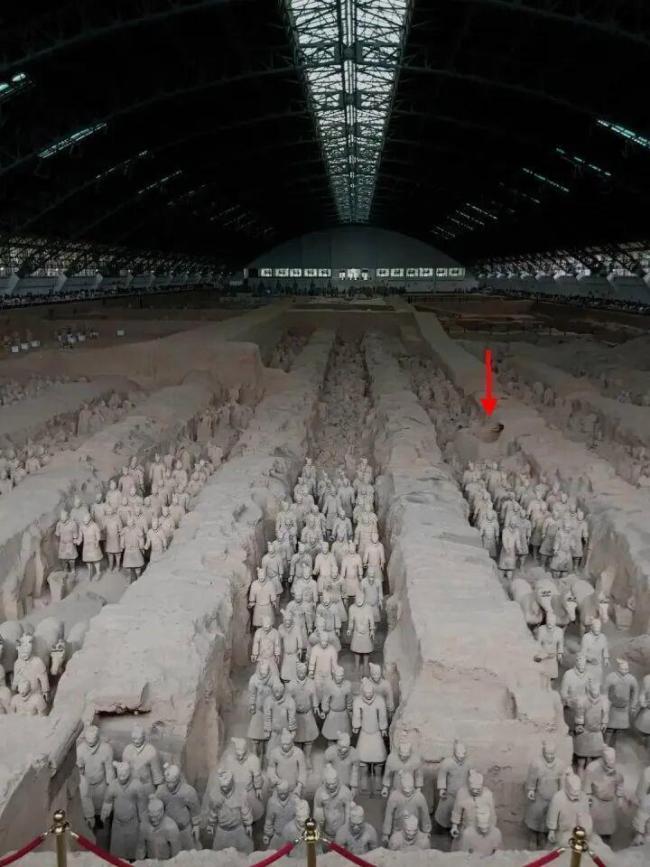 兵马俑一号坑惊现大洞 近代墓葬引猜测