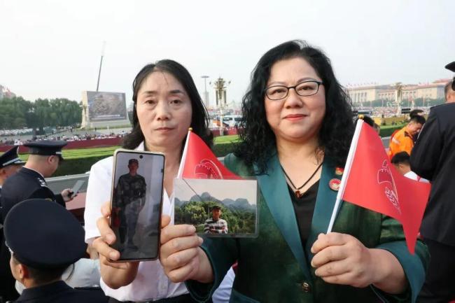 她替儿子现场观礼九三阅兵 英雄母亲的骄傲与泪目
