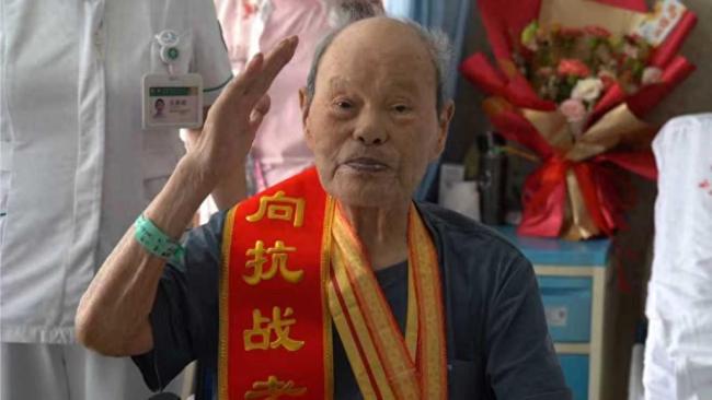 百岁抗战老兵亲历阅兵 荣耀与泪水中见证历史