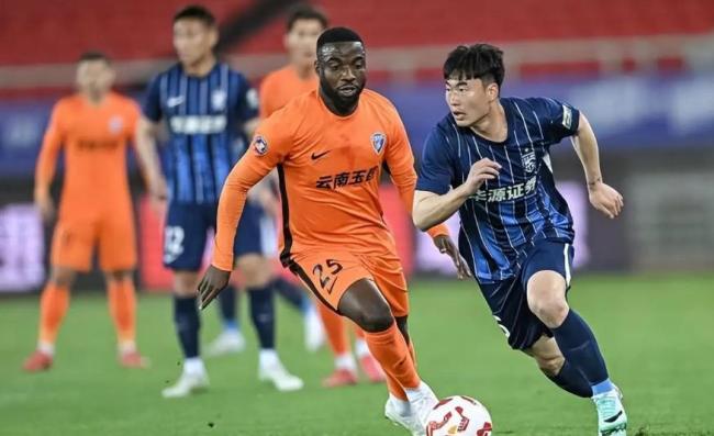 足协:特谢拉踩踏邓涵文漏判红牌 裁判争议再起波澜