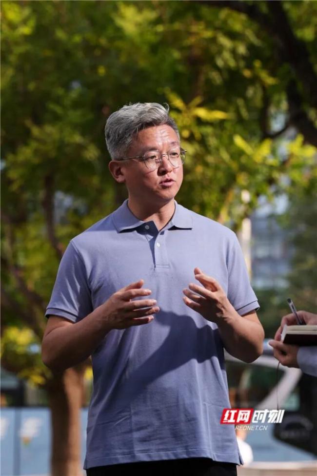 阅兵仪式现场，当战旗方队通过天安门一张老照片被举起