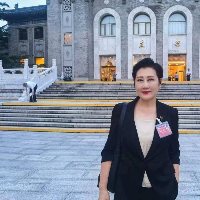 郑钦文谈观礼阅兵感受：非常震撼配资查询网，身为中国人特别幸福、骄傲 奥运冠军的庄重与感动